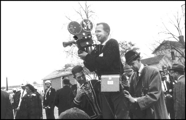 IMAGO History, U.S. Bürgerrechtsbewegung: 1954-1968 Mar 6, 1965 - Selma, Alabama, U.S. - Police and news photographers wait with marchers outside during demonstrations while Dr. Martin Luther King, Jr. holds a meeting with other leaders of the Civil Rights Movement, prior to the next day s successful march to Montgomery. The three Selma to Montgomery marches in 1965 were part of the Selma Voting Rights Movement and led to the passage that year of the Voting Rights Act, a landmark federal achievement of the 1960s American Civil Rights Movement. Sunday March 7, 1965 Alabama whites, calling themselves the Concerned White Citizens of Alabama, arrive in Selma to march in support of black rights. Klan members have followed them into town to protest their march, and the demonstration breaks up as it is clear violence is about to break out, seventeen marchers were hospitalized and leaving civil rights activists J. Lee Jackson and J. Reeb dead. - ZUMAw130