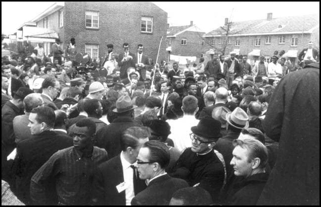 IMAGO History, U.S. Bürgerrechtsbewegung: 1954-1968 Mar 6, 1965 - Selma, Alabama, U.S. - Police and news photographers wait with marchers outside during demonstrations while Dr. Martin Luther King, Jr. holds a meeting with other leaders of the Civil Rights Movement, prior to the next day s successful march to Montgomery. The three Selma to Montgomery marches in 1965 were part of the Selma Voting Rights Movement and led to the passage that year of the Voting Rights Act, a landmark federal achievement of the 1960s American Civil Rights Movement. Sunday March 7, 1965 Alabama whites, calling themselves the Concerned White Citizens of Alabama, arrive in Selma to march in support of black rights. Klan members have followed them into town to protest their march, and the demonstration breaks up as it is clear violence is about to break out, seventeen marchers were hospitalized and leaving civil rights activists J. Lee Jackson and J. Reeb dead. - ZUMAw130