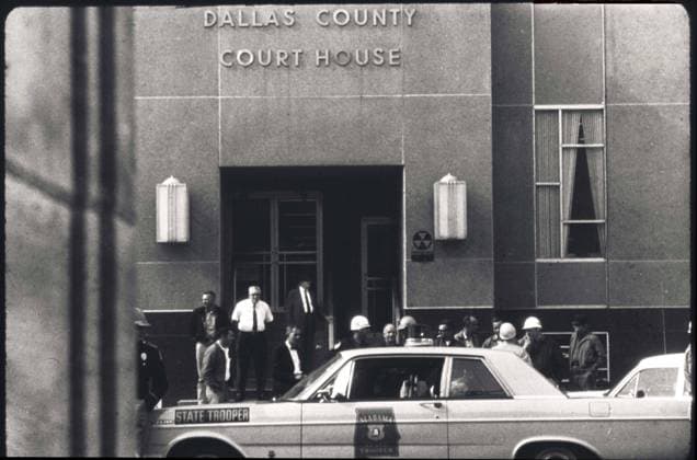 IMAGO History, U.S. Bürgerrechtsbewegung: 1954-1968 Mar 6, 1965 - Selma, Alabama, U.S. - Police and news photographers wait with marchers outside Dallas Court house during demonstrations prior to the next day s successful march to Montgomery. The three Selma to Montgomery marches in 1965 were part of the Selma Voting Rights Movement and led to the passage that year of the Voting Rights Act, a landmark federal achievement of the 1960s American Civil Rights Movement. Sunday March 7, 1965 Alabama whites, calling themselves the Concerned White Citizens of Alabama, arrive in Selma to march in support of black rights. Klan members have followed them into town to protest their march, and the demonstration breaks up as it is clear violence is about to break out, seventeen marchers were hospitalized and leaving civil rights activists J. Lee Jackson and J. Reeb dead. Selma U.S. - ZUMAw130