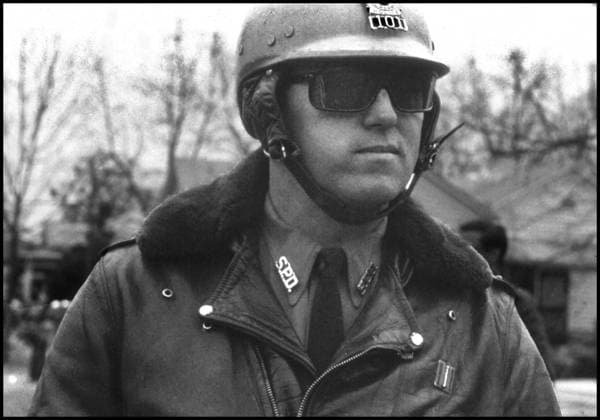 IMAGO History, U.S. Bürgerrechtsbewegung: 1954-1968 Mar 6, 1965 - Selma, Alabama, U.S. - Police and news photographers wait with marchers outside during demonstrations while Dr. Martin Luther King, Jr. holds a meeting with other leaders of the Civil Rights Movement, prior to the next day s successful march to Montgomery. The three Selma to Montgomery marches in 1965 were part of the Selma Voting Rights Movement and led to the passage that year of the Voting Rights Act, a landmark federal achievement of the 1960s American Civil Rights Movement. Sunday March 7, 1965 Alabama whites, calling themselves the Concerned White Citizens of Alabama, arrive in Selma to march in support of black rights. Klan members have followed them into town to protest their march, and the demonstration breaks up as it is clear violence is about to break out, seventeen marchers were hospitalized and leaving civil rights activists J. Lee Jackson and J. Reeb dead. - ZUMAw130