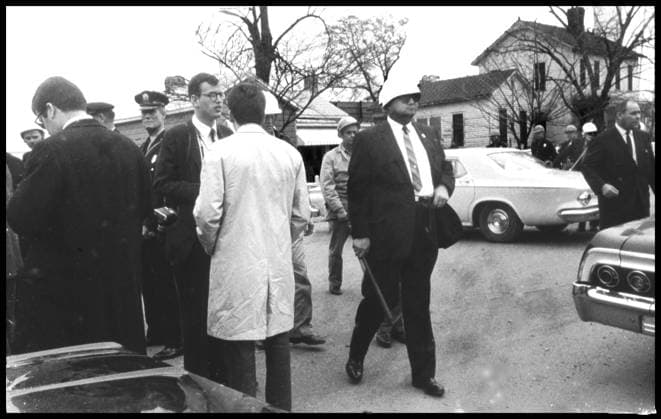 IMAGO History, U.S. Bürgerrechtsbewegung: 1954-1968 Mar 6, 1965 - Selma, Alabama, U.S. - Police and news photographers wait with marchers outside during demonstrations while Dr. Martin Luther King, Jr. holds a meeting with other leaders of the Civil Rights Movement, prior to the next day s successful march to Montgomery. The three Selma to Montgomery marches in 1965 were part of the Selma Voting Rights Movement and led to the passage that year of the Voting Rights Act, a landmark federal achievement of the 1960s American Civil Rights Movement. Sunday March 7, 1965 Alabama whites, calling themselves the Concerned White Citizens of Alabama, arrive in Selma to march in support of black rights. Klan members have followed them into town to protest their march, and the demonstration breaks up as it is clear violence is about to break out, seventeen marchers were hospitalized and leaving civil rights activists J. Lee Jackson and J. Reeb dead. - ZUMAw130