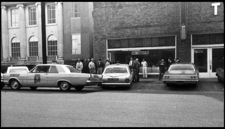 IMAGO History, U.S. Bürgerrechtsbewegung: 1954-1968 Mar 6, 1965 - Selma, Alabama, U.S. - Police and news photographers wait with marchers outside during demonstrations while Dr. Martin Luther King, Jr. holds a meeting with other leaders of the Civil Rights Movement, prior to the next day s successful march to Montgomery. The three Selma to Montgomery marches in 1965 were part of the Selma Voting Rights Movement and led to the passage that year of the Voting Rights Act, a landmark federal achievement of the 1960s American Civil Rights Movement. Sunday March 7, 1965 Alabama whites, calling themselves the Concerned White Citizens of Alabama, arrive in Selma to march in support of black rights. Klan members have followed them into town to protest their march, and the demonstration breaks up as it is clear violence is about to break out, seventeen marchers were hospitalized and leaving civil rights activists J. Lee Jackson and J. Reeb dead. - ZUMAw130
