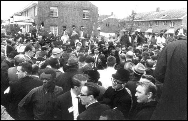IMAGO History, U.S. Bürgerrechtsbewegung: 1954-1968 Mar 6, 1965 - Selma, Alabama, U.S. - Police and news photographers wait with marchers outside during demonstrations while Dr. Martin Luther King, Jr. holds a meeting with other leaders of the Civil Rights Movement, prior to the next day s successful march to Montgomery. The three Selma to Montgomery marches in 1965 were part of the Selma Voting Rights Movement and led to the passage that year of the Voting Rights Act, a landmark federal achievement of the 1960s American Civil Rights Movement. Sunday March 7, 1965 Alabama whites, calling themselves the Concerned White Citizens of Alabama, arrive in Selma to march in support of black rights. Klan members have followed them into town to protest their march, and the demonstration breaks up as it is clear violence is about to break out, seventeen marchers were hospitalized and leaving civil rights activists J. Lee Jackson and J. Reeb dead. - ZUMAw130