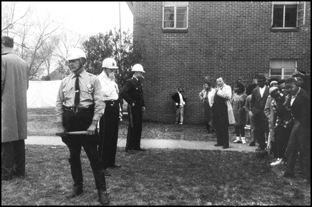 IMAGO History, U.S. Bürgerrechtsbewegung: 1954-1968 Mar 6, 1965 - Selma, Alabama, U.S. - Police and news photographers wait with marchers outside during demonstrations while Dr. Martin Luther King, Jr. holds a meeting with other leaders of the Civil Rights Movement, prior to the next day s successful march to Montgomery. The three Selma to Montgomery marches in 1965 were part of the Selma Voting Rights Movement and led to the passage that year of the Voting Rights Act, a landmark federal achievement of the 1960s American Civil Rights Movement. Sunday March 7, 1965 Alabama whites, calling themselves the Concerned White Citizens of Alabama, arrive in Selma to march in support of black rights. Klan members have followed them into town to protest their march, and the demonstration breaks up as it is clear violence is about to break out, seventeen marchers were hospitalized and leaving civil rights activists J. Lee Jackson and J. Reeb dead. - ZUMAw130