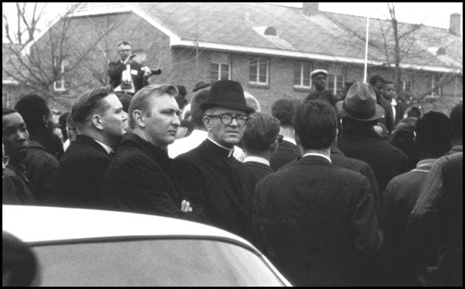 IMAGO History, U.S. Bürgerrechtsbewegung: 1954-1968 Mar 6, 1965 - Selma, Alabama, U.S. - Police and news photographers wait with marchers outside during demonstrations while Dr. Martin Luther King, Jr. holds a meeting with other leaders of the Civil Rights Movement, prior to the next day s successful march to Montgomery. The three Selma to Montgomery marches in 1965 were part of the Selma Voting Rights Movement and led to the passage that year of the Voting Rights Act, a landmark federal achievement of the 1960s American Civil Rights Movement. Sunday March 7, 1965 Alabama whites, calling themselves the Concerned White Citizens of Alabama, arrive in Selma to march in support of black rights. Klan members have followed them into town to protest their march, and the demonstration breaks up as it is clear violence is about to break out, seventeen marchers were hospitalized and leaving civil rights activists J. Lee Jackson and J. Reeb dead. - ZUMAw130