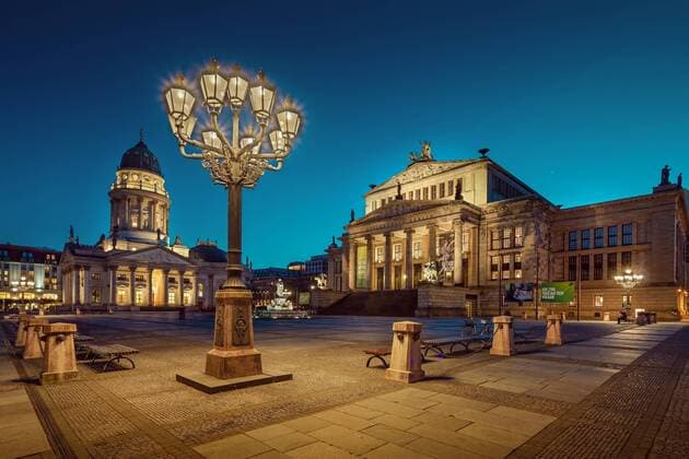 Der Gendarmenmarkt mit dem Deutschen Dom und dem Konzerthaus, Mitte, Berlin, Deutschland, Europa iblbdh04094041.jpg