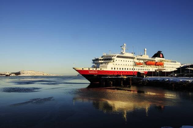 Das Hurtigruten Postschiff MS-Nordlys liegt im Hafen von Kirkenes vor Anker, Kirkenes, Finnmark, Norwegen, Europa ibltps04092353.jpg
