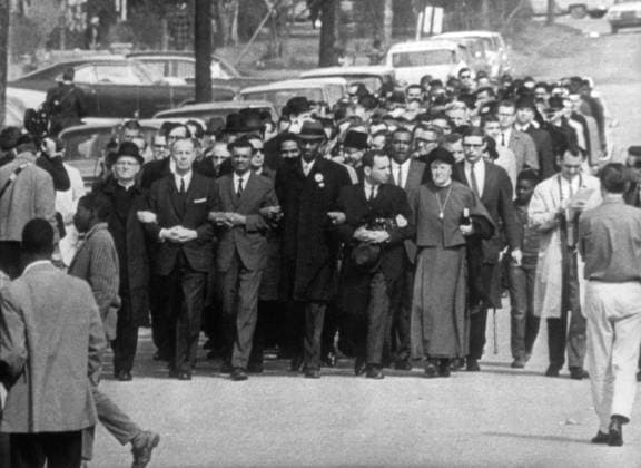 IMAGO History, U.S. Bürgerrechtsbewegung: 1954-1968 America marks the 50th Anniversary of three Selma to Montgomery 54-mile marches of 1965 that were part of the Selma Voting Rights Movement which led to the passage of the Voting Rights Act. On March 7, 1965, the first march, Alabama state troopers rushed the group at the EdmundPettusBridge and beat them back to Selma injuring dozens, this is known as Bloody Sunday. Pictured - March 15, 1965 - Civil Rights Demonstrators Marching, Selma, Alabama. Selma U.S. - ZUMAg145