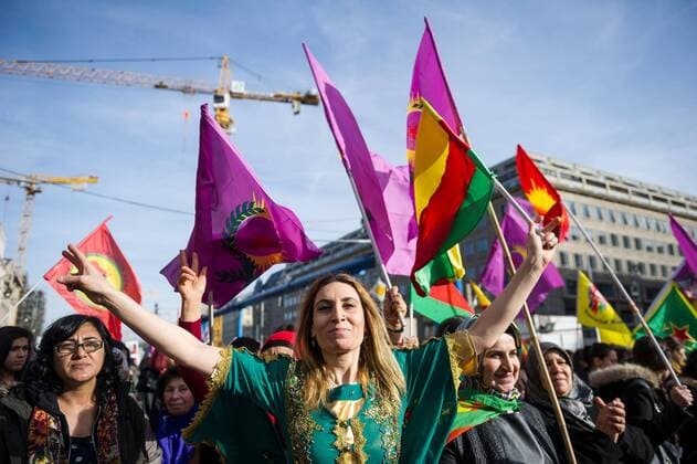 Eine kurdische Teilnehmerin zeigt während Demonstration zum internationalen Weltfrauentag am 08.03.2015 in Berlin, Deutschland das Victory Zeichen. Circa 10000 Menschen demonstrierten unter dem Motto Frauen kampftag 2015 für eine rechtliche, politische, wirtschaftliche und kulturelle Gleichstellung von Frauen, sowie für Teilhabe und für ein selbstbestimmtes Leben frei von Diskriminierung und Gewalt und gegen die Ausbeutung von Mensch und Natur demonstriert.
