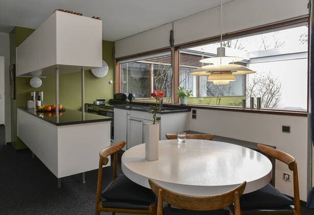 Architektur von Arne Jacobsen 13.01.2015 Berlin Tiergarten: âÄžHansaviertelâÄœ bezeichnet die Mustersiedlung Südliches Hansaviertel zwischen dem Großen Tiergarten und der Trasse der Stadtbahn. Das Südliche Hansaviertel wurde 1953 geplant und, im Rahmen der Internationalen Bauausstellung Interbau von 1957, in den Jahren von 1955 bis 1960 realisiert; es gilt als Demonstrationsobjekt moderner Stadtplanung und Architektur jener Zeit, der klassischen Moderne oder Nachkriegsmoderne. Nach 1957 wurde der Name Hansaviertel zum Synonym für das Südliche Hansaviertel.^ Hanna Knebusch (85) bewohnt seit den 50er Jahren einen Bugalow im Hansaviertel, den sie mit originalen Designermöbeln (Arne Jacobsen) möbliert hat. Ganz im Stil des Architekten