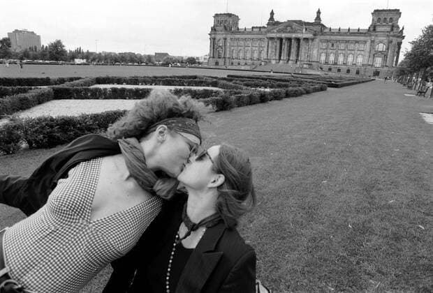 Christopher Street Day Christopher Street Day, zwei lesbische Frauen kuessen sich vorm Reichstag, DEU, Berlin-Tiergarten, 26.06.1993;