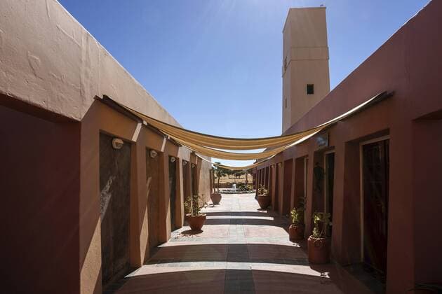 IMAGO Creative, Sommer, Schatten-Plätze bei Hitze Sossusvlei Lodge, Namib-Wüste, Namib Naukluft Park, Namibia, Afrika iblhal04100197.jpg