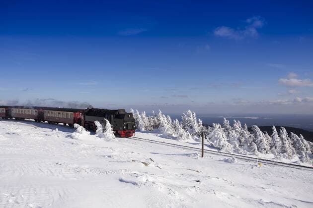  Die Schmalspurbahn Brockenbahn im Winter auf dem Gipfel des Brocken, Harz, Sachsen-Anhalt, Deutschland, Europa iblaro04098767.jpg