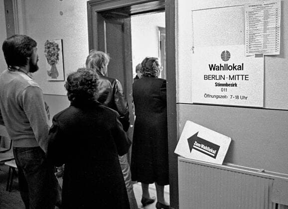 DDR-Buerger gehen am 18.03.1990 in Berlin zur ersten und gleichzeitig auch letzten Wahl zur Volkskammer der DDR (Foto vom Wahllokal in der Schule in der Ruppiner Strasse am Arkonaplatz in Berlin-Mitte). 57 lange Jahre hat es auf dem Gebiet der DDR keine demokratische Wahl gegeben. Erst regierte die NSDAP mit 99 Prozent, nach 1945 die SED auch mit 99 Prozent. Die SPD war 1946 mit der KPD zwangsvereinigt worden, andere Parteien wie CDU und LDPD (Liberale) waren im Demokratischen Block zu einer Einheitsliste zusammengeschlossen. Im DDR-Volksmund hießen diese Blockparteien Blockfloeten . Sieger der Wahl vom 18. Maerz 1990 war das Wahlbuendnis Allianz für Deutschland aus der gewandelten Blockpartei CDU (40,8 Prozent), der der CSU nahe stehenden Neugruendung Deutsche Soziale Union (6,3 Prozent) und dem Demokratischen Aufbruch (0,9 Prozent). (Siehe epd-Bericht vom 15.03.15) Foto: epd-bild epd EDITORIAL USE ONLY