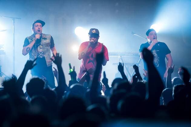 Kultur Konzert Antilopengang Live im SO36 Die Hip-Hop-Gruppe Antilopen Gang aus Duesseldorf, Koeln und Berlin spielte am Samstag den 14. Maerz 2015 im ausverkauften Berliner Club SO36. Die Band besteht aus den Rappern Koljah Kolerikah (mitte), Panik Panzer (rechts) und Danger Dan (links) und steht beim Toten Hosen-Label JKP unter Vertrag. 14.3.2015, Berlin
