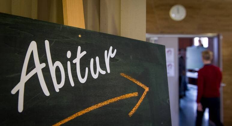 Weimar: Ein Schild mit der Aufschrift Abitur hängt zum Tag der offenen Tür im Thüringen Kolleg.
