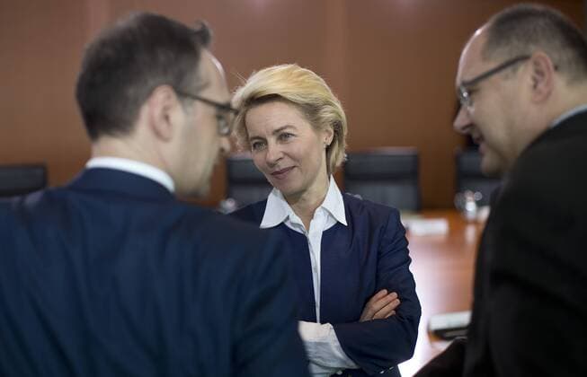 Deutschland, Berlin, Bundeskanzleramt, 52. Kabinettssitzung, v.l.n.r. Justizminister Heiko Maas SPD, Verteidigungsministerin Ursula von der Leyen CDU, Landwirtschaftsminister Christian Schmidt CSU, 18.03.2015