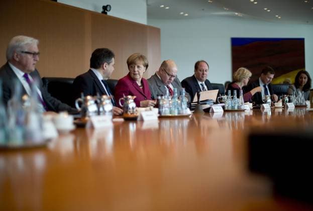 Deutschland, Berlin, Bundeskanzleramt, 52. Kabinettssitzung, v.l.n.r. Aussenminister Frank-Walter Steinmeier SPD, Wirtschaftsminister Sigmar Gabriel SPD, Bundeskanzlerin Angela Merkel CDU, Kanzleramtsminister Peter Altmaier CDU, 18.03.2015