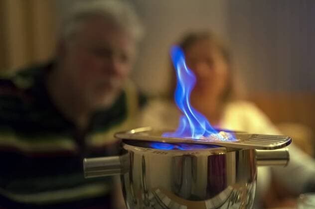 IMAGO Creative: Guten Rutsch Couple watching blue flame of Feuerzangenbowle model released Symbolfoto property released  FRF000196