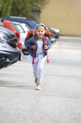 IMAGO Creative: NGO, Ausbildung für Kinder Little girl on her school way crossing parking area model released Symbolfoto  WWF003616