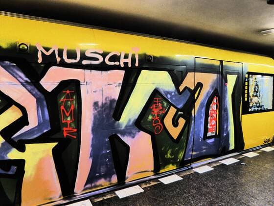 Berlin, beschmierte U-Bahn mit Graffiti Muschi Graffiti