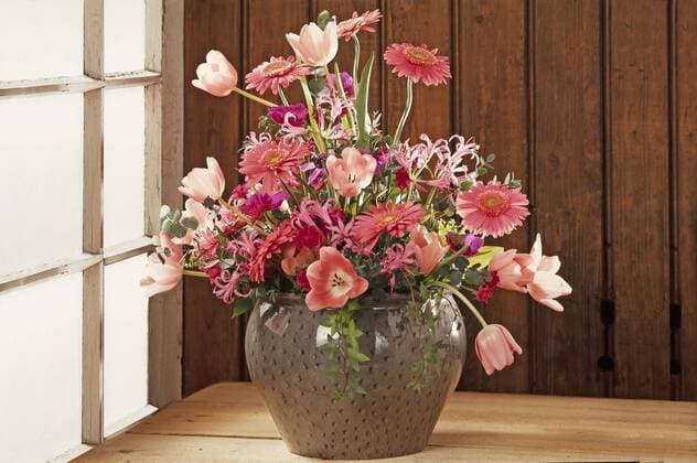 Bunter Blumenstrauß in einer Vase vor einer Holzwand am Fenster Copyright: imagebroker/HelmutxMeyerxzurxCapellen ibxmzc04091075.jpg