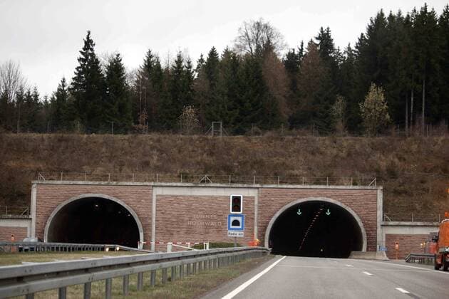 Rennsteigtunnel am Samstag (22.03.2014) in Thüringen , Autobahn BAB 71 . Der Rennsteigtunnel, offiziell Tunnel Rennsteig genannt, ist mit 7.916 Metern der längste Straßentunnel Deutschlands .