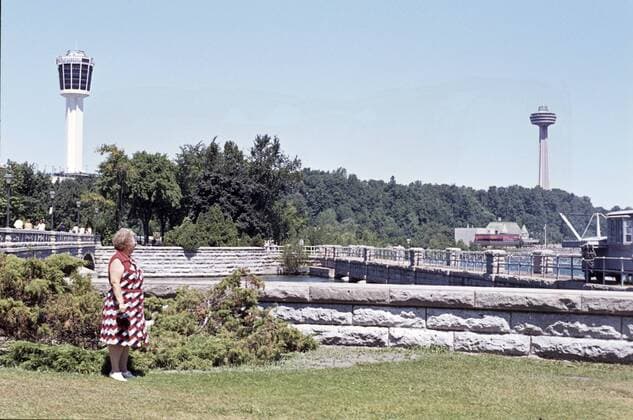 Roudhouse Park mit dem Panasonic Theatre (li.) und dem CN Tower in Toronto - Kanada 1977 Aufnahmedatum geschätzt Toronto - Kanada