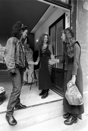 Lisa D vorm Laden von Lisa D. (FrauenMode), im Hof 4 der Hackeschen Hoefe, (v.l.n.r.) KATHRIN Schurmann; ..., Lisa D., DEU, Berlin-Mitte, 02.09.1995;