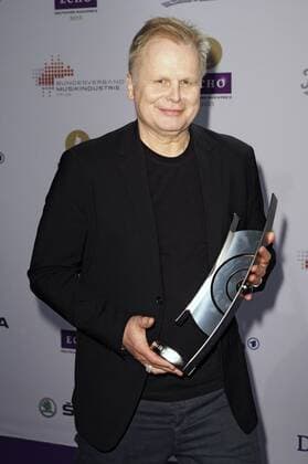 Herbert Groenemeyer mit dem Echo in der Rubrik Künstler Rock Pop National bei der 24. Verleihung vom Musikpreis ECHO 2015 in der Messe Berlin im Palais am Funkturm. Berlin, 26.03.2015 Foto:xR.xHardex xFuturexImage