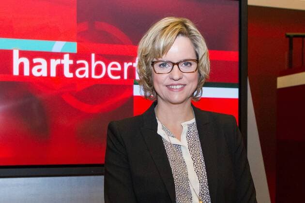 Brigitte Buescher (journalistin und zustaendig fuer die Zuschauerfragen) Hart aber Fair - Notfall Psyche - Gefahr auch fuer die Mitmenschen? , Polit-Talkshow, Fernsehen, 30.03.2015 EP_jse