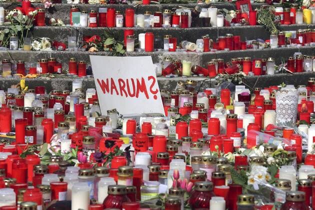 Ein Meer aus Kerzen und Blumen erinnert am Donnerstag (02.04.2015) vor dem Joseph-Koenig-Gymnasium in Haltern am See (Nordrhein-Westfalen) an die 16 Schueler und zwei Lehrerinnen des Gymnasiums, die bei dem Flugzeugabsturz am 24.03.2015 in Suedfrankreich ums Leben gekommen sind. Wie die Staatsanwaltschaft Marseille am Donnerstag mitteilte wurde jetzt auch die zweite Blackbox der abgestuerzten Germanwings-Maschine gefunden. Der abgestuerzte Airbus A320 der Lufthansa-Tochter Germanwings, der auf dem Weg von Barcelona nach Duesseldorf war, hatte nach Unternehmensangaben 144 Passagiere und sechs Crew-Mitglieder an Bord, darunter 67 Deutsche. Trauer um Opfer des Flugzeugabsturzes an Gymnasium in Haltern Copyright: epd-bild FriedrichxStark EDITORIAL USE ONLY