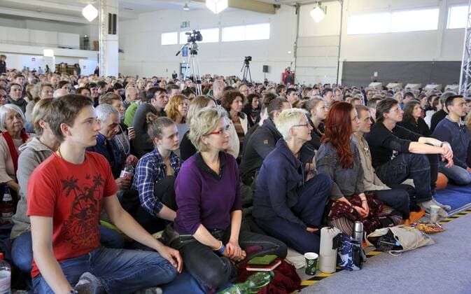 Rund 2.500 Buddhisten aus ganz Europa treffen sich waehrend der Osterfeiertage zum Meditieren in Kassel. In der Zeit vom 1. bis 6. April werden sie dabei in den Kasseler Messehallen von mehr als 20 Lehren, darunter auch dem Daenen Lama Ole Nydahl, betreut. (Foto vom 02.04.2015, Zuhoerer des Vortrags von Lama Ole Nydahl). Fuer die Vortraege und gemeinsamen Meditationen ist extra eine ganze Halle mit sechs Simultanuebersetzern reserviert. Organisiert wird das Treffen, das bereits zum dritten Mal stattfindet, vom Buddhistischen Dachverband Diamantweg e.V. in Wuppertal, einem Zusammenschluss von rund 130 Meditationszentren und -gruppen in Deutschland. (Siehe epd-Bericht vom 02.04.2015) 2.500 Buddhisten treffen sich ueber Ostern in Kassel Copyright: epd-bild AndreasxFischer EDITORIAL USE ONLY