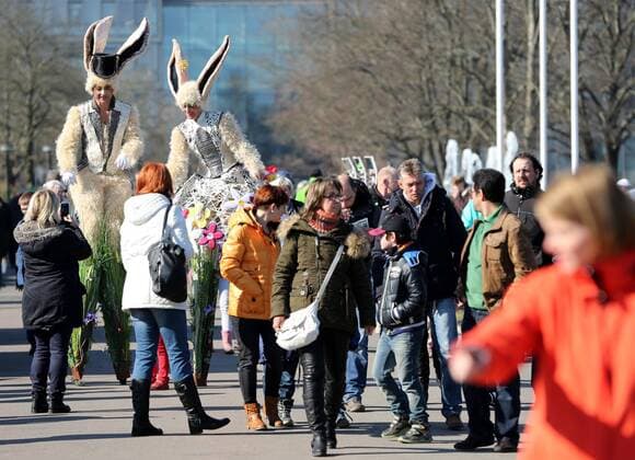 Ostersonntagsfest EGA 05.04.15 , Erfurt, EGA egaPark, Ostersonntagsfest, auf dem Gelände herrschte reges Treiben, Osterhasen auf Stelzen sind unterwegs