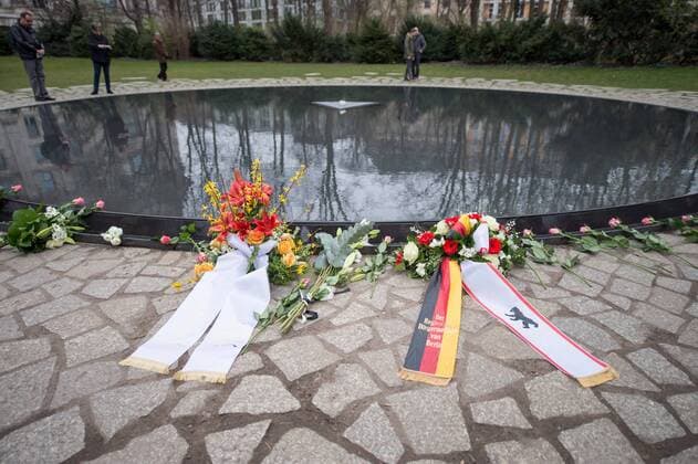 Berlin Gedenken an ermordete Sinti und Roma Gedenkveranstaltung vor dem Denkmal fuer die im Nationalsozialismus ermordeten Sinti und Roma Europas. Am Mittwoch den 8. April 2015 gedachten Politiker aus dem Bundestag und dem Berliner Abgeordnetenhaus mit Angehoerigen der Sinti und Roma am Mahnmal fuer die ermordeten Sinti und Roma im Berliner Tiergarten der im Nationalsozialismus verfolgten und ermordeten Sinti und Roma. Im Anschluss an die kleine Feierlichkeit wurden Kraenze und Blumen am Manhmal niedergelegt. 8.4.2015, Berlin