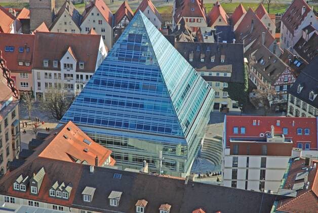 Architektur von Gottfried Böhm Die neue Stadtbibliothek: eine Pyramide aus Glas mitten in der Ulmer Altstadt Copyright: JOKER WalterxG.xAllgoewer JOKER070311461033