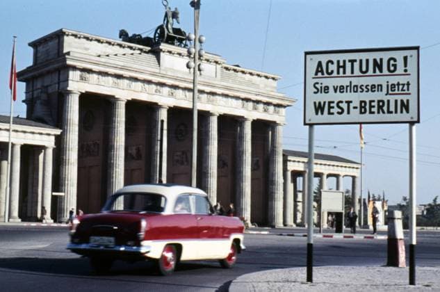 Berlin GER, Berlin,1959, Brandenburger Tor, Hinweisschild; Achtung! Sie verlassen jetzt West Berlin