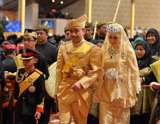 (150412)-- BANDAR SERI BEGAWAN, April 12, 2015 -- The photo shows Brunei s newly wedded royal couple, Prince Abdul Malik (C front) and Dayangku Raabi atul Adawiyyah Pengiran Haji Bolkiah (R front), at their wedding ceremony in the Nurul Iman Palace in Bandar Seri Begawan, Brunei, April 12, 2015. )(azp) BRUNEI-ROYAL WEDDING-ABDUL MALIK zhengxjie 