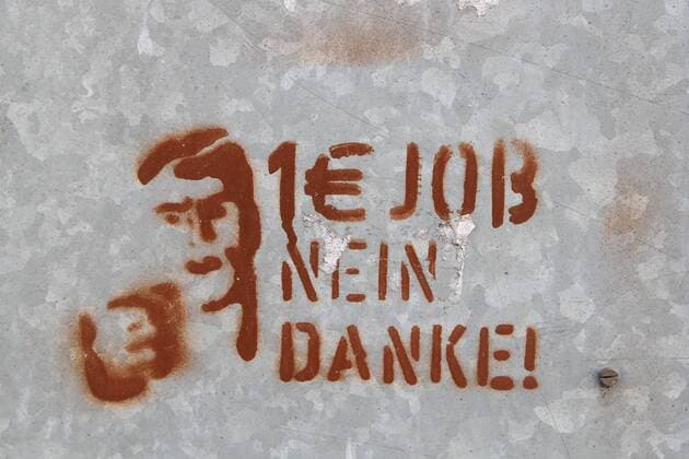 Blick am Freitag (10.04.2015) in Loitz (Landkreis Vorpommern Greifswald) auf eine Schmiererei die sich gegen 1-Euro Jobs richtet. Die Stadt ist ein deutliches Beispiel für verfehlte Stadtentwicklung im vereinten Deutschland. Überall in der Innenstadt gibt es Bauruinen und Baulücken. Immer mehr leerstehende Häuser werden abgerissen. Hinzu kommen Arbeitslosigkeit, Resignation und geschlossene Firmen. Nun macht sich an verschiedenen Orten durch Schriftzüge auch noch Verdrossenheit gegen die Arbeitsmarktpolitik der Bundesregierung breit. Und keiner vermag die Entwicklung endgültig aufzuhalten.