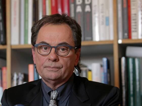 Gerhard Steidl deutscher Verleger, Eigentümer und Geschäftsführer des Steidl-Verlags Pressekonferenz zum Tod von Günter Grass der beim Steidl Verlag in Göttingen seine Bücher publizierte. Anbau und Umbau zum Günter Grass Archiv Gerhard Steidl deutscher Verleger, Eigentümer und Geschäftsführer des Steidl-Verlags