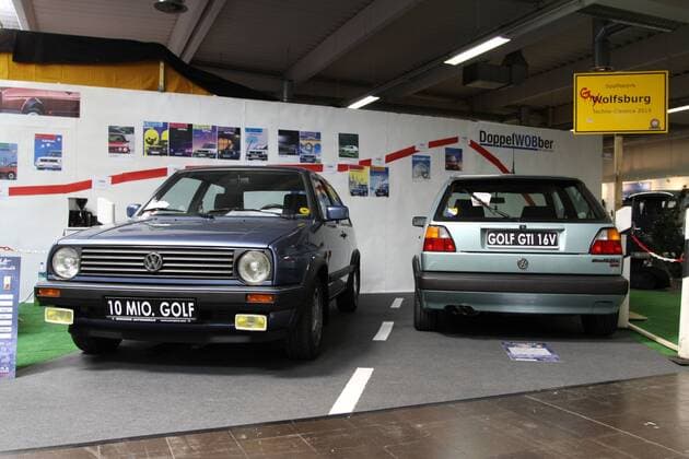 VW Golf II Sondermodell 10 Millionen und VW Golf GTI 16V (Baujahr 1990, Golf 2, rechts), 27. Techno Classica Essen (15. - 19.04.2015). Messe Essen, Gruga, Siha, Oldtimer Oldtimermesse klassische Autos Autoausstellung, Essen (D).