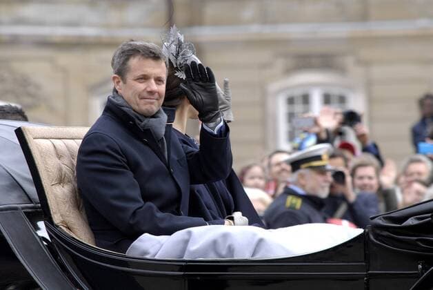 Kronprinz Frederik mit Kronprinzessin Mary in der Kutsche - 75. Geburtstag der Königin von Dänemark - Balkon von Schloss Amalienborg in Kopenhagen 
