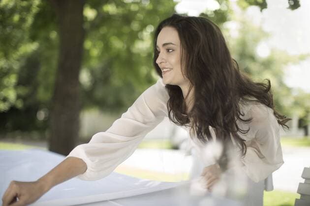 Woman setting a table outside model released Symbolfoto property released  ZEF003438
