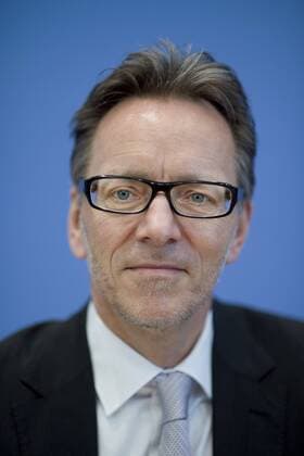 Holger Muench, BKA DEU, Deutschland, Germany, Berlin, 21.04.2015 Holger Muench, Praesident des Bundeskriminalamtes BKA. Bundespressekonferenz zum Thema Jahresbericht 2014 zur Rauschgiftkriminalitaet und den Drogentodeszahlen in Berlin. Holger Muench, president and head of the German federal criminal police Bundeskriminalamt BKA, during a press conference for the presentation of the drug report 2014 in Berlin