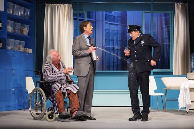 Schauspieler Achim Wolff als Bill Lesley, Holger Petzold als Dr David Mortimore, Joerg Westphal als Sergeant Tom Connolly am 21.04.2015 bei der Fotoprobe zum Theaterstueck UND ALLES AUF KRANKENSCHEIN, Komoedie von Ray Cooney, im Berliner Schlosspark Theater, Premiere am 25.04.2015 Und Alles auf Krankenschein - Berlin