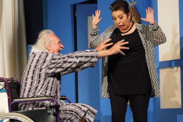 Schauspieler Achim Wolff als Bill Lesley und Manon Strache als Rosemary Mortimore am 21.04.2015 bei der Fotoprobe zum Theaterstueck UND ALLES AUF KRANKENSCHEIN, Komoedie von Ray Cooney, im Berliner Schlosspark Theater, Premiere am 25.04.2015 Und Alles auf Krankenschein - Berlin