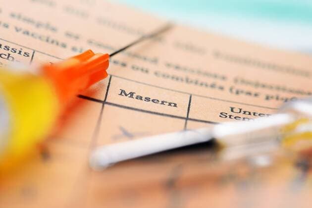 Impfspritze auf Impfausweis  1020503796