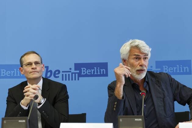 Chris Decron 2015-04-24, Berlin, Deutschland - Chris Decron, derzeit Direktor der Londoner Tate Gallery of Modern Art, bei seiner Vorstellung als designierter Nachfolger von Frank Casdorf als Intendant der Volksbühne ab 2017 im Roten Rathaus durch Berlins Regierenden Bürgermeister und Kultursenator Michael Müller.