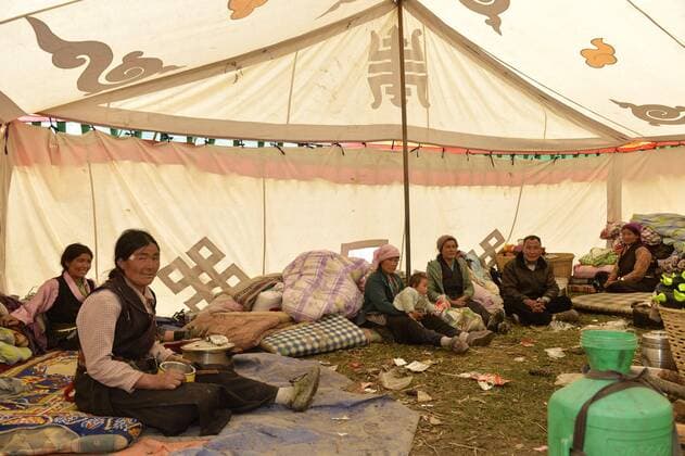 (150426) -- XIGAZE, April 26, 2015 -- Villagers rest in a makeshift tent in Gyirong County in Xigaze, southwest China s Tibet Autonomous Region, April 26, 2015. The death toll in Tibet has climbed to 17 and the number of the injured stood at 53, after an 8.1-magnitude earthquake struck neighboring Nepal on Saturday, local authorities said Sunday. ) (yxb) CHINA-TIBET-NEPAL EARTHQUAKE (CN) LiuxDongjun 