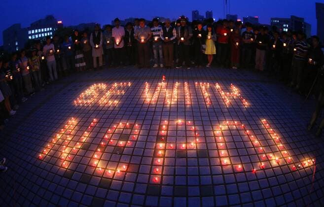 (150426) -- HENGYANG, April 26, 2015 -- Students light candles and pray for people trapped in Nepal earthquake at the University of South China in Hengyang City, central China s Hunan Province, April 26, 2015. ) (mt) CHINA-HENGYANG-NEPAL EARTHQUAKE-PRAYING (CN) CaoxZhengping 